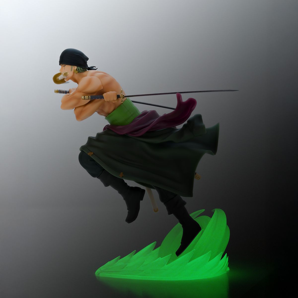 One Piece - Zoro Glow-in-the-Dark - Figure
